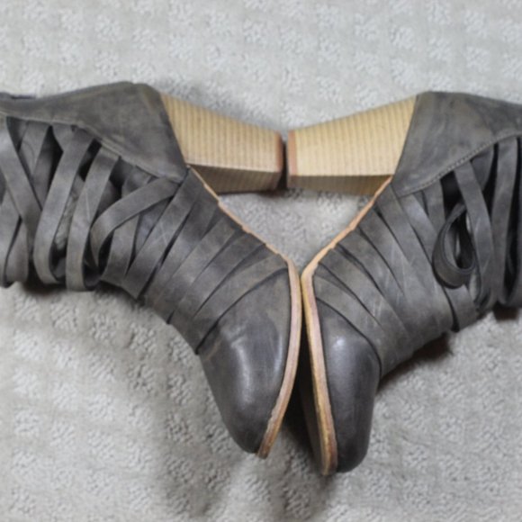 Mi iM Urban 04 Strappy Caged Stacked Heel Bootie - Picture 3 of 6